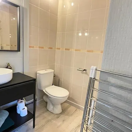 Calme Et Confort - Proche Centre-ville & Commerces - 20min Du Futuroscope - Wifi Gratuit Apartman